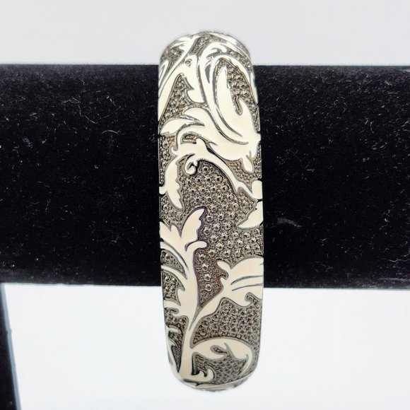 Kenneth Jay Lane KJL White Enameled Rhinestone Studded Black Tone Hinged Bangle - Picture 5 of 6